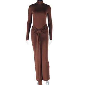 Détail d'une robe maxi marron à manches longues avec ceinture à la taille et coupe ajustée