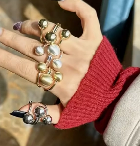 Primer plano de anillos orbitales de oro y plata con acabados pulidos y mate
