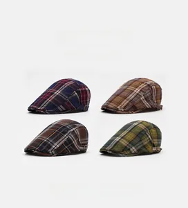 Détail de quatre casquettes gavroche classiques à carreaux avec boucles métalliques