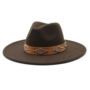 Dettaglio del cappello fedora in lana marrone con cinturino in ecopelle e borchie d'argento