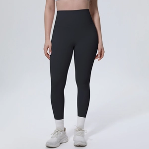 Detail der schwarzen Yoga-Leggings mit hohem Bund und breitem Taillenbund für Fitness