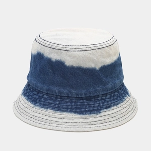 Vue détaillée du chapeau bob en denim tie-dye avec dégradé bleu et blanc et coutures