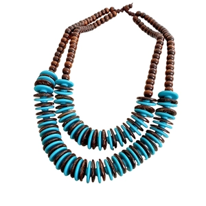Collana vintage a doppio strato con perle di legno marroni e accenti blu cielo stile boho