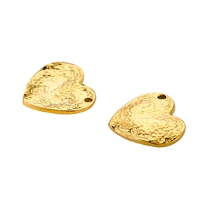 Gros plan de pendentifs cœur dorés avec texture martelée pour création de bijoux DIY