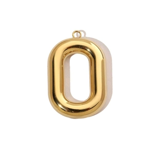 Vue détaillée du pendentif lettre O doré poli miroir avec un design tubulaire creux