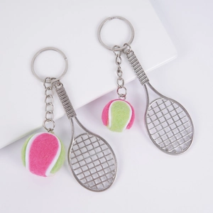 Vue détaillée des porte-clés raquette de tennis rose et vert avec balles en peluche