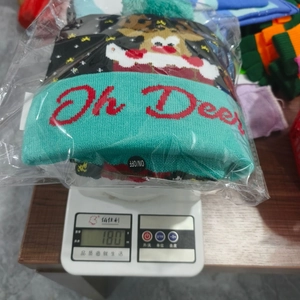 Measurement showing an 180g weight for the knitted Christmas hat with LED lights and elk motifs