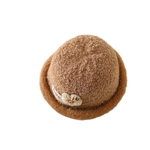 Brauner Teddy-Fischerhut für Mädchen mit gehäkelter Blume und Perlenverzierung