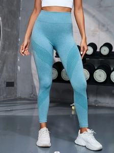 Dettaglio dei leggings da yoga senza cuciture a vita alta color verde acqua jacquard