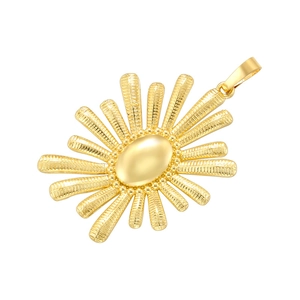 Pendentif soleil doré avec centre ovale et pétales radiaux texturés sur fond blanc neutre