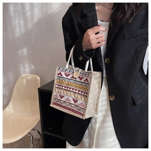 Gros plan détaillé d'un sac en lin géométrique avec boucles en bois et texture tissée fine