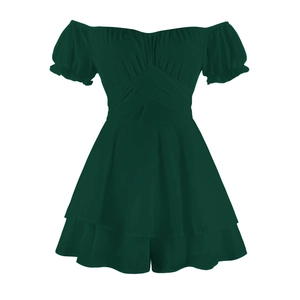 Makro-Detail von dunkelgrünem Off-Shoulder-Kleid mit Puffärmeln und Volant-Saum