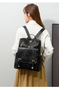 Detalle de una mochila negra de cuero PU que muestra el tamaño en la espalda de la modelo