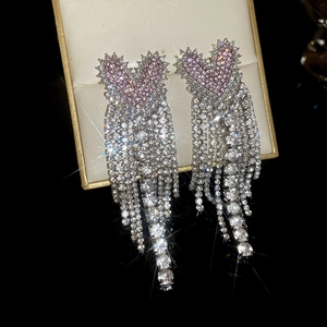 Boucles d'oreilles vintage cœur et glands en strass roses dans un écrin de luxe