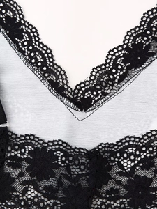 Abito estivo con scollo a V in pizzo, ricami floreali e spalline sottili regolabili eleganti