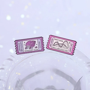 Ensemble de pin's en émail avec motifs de timbres Introvert Club et Rollercoaster