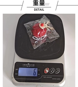 Detailed weight measurement showing 6g for the red Christmas reindeer felt hanging ornament