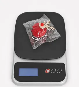 Mesure détaillée du poids affichant 6g pour l'ornement de renne de Noël rouge en feutrine