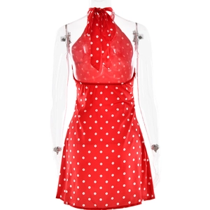 Détail de la robe licou rouge à pois montrant le design sexy à dos nu noué