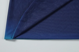 Détail du tissu en maille respirante bleu foncé avec maille élastique et coutures fines