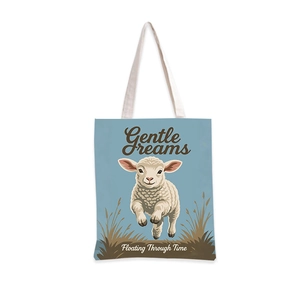 Détail du sac cabas bleu clair avec illustration d'agneau et texte Gentle Dreams