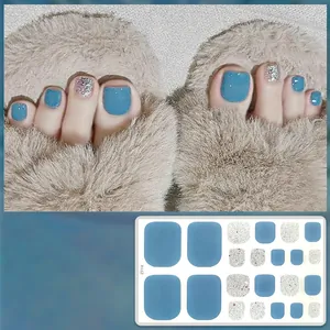 Detailansicht der H162 Fußnagelaufkleber in Marineblau und Silber-Glitzer-Design