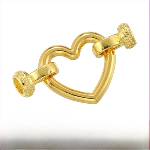 Macro view of gold heart jewelry clasp with dimensions 37x20mm and 5.8g weight