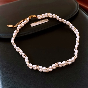 Détail du collier de perles plaqué or 18 carats avec fermoir sur cuir noir