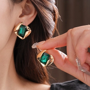 Vintage Ohrringe in Gold mit rechteckigen smaragdgrünen Steinen im geometrischen Stil
