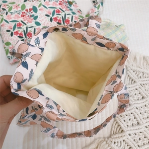 Vue intérieure du mini sac en toile avec motif pêche et fermeture par bouton pression