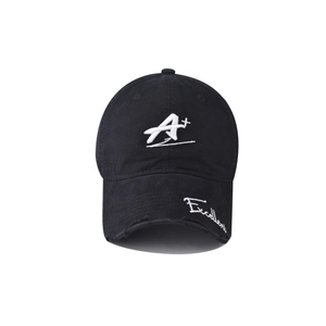 Détail de la visière usée et broderie blanche sur casquette de baseball vintage noire
