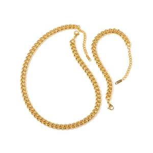Ensemble collier et bracelet maille gourmette en acier inoxydable doré sur fond blanc