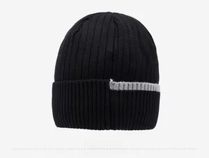 Detailansicht der Rückseite einer schwarz-grauen zweifarbigen Rippstrickmütze für den Winter