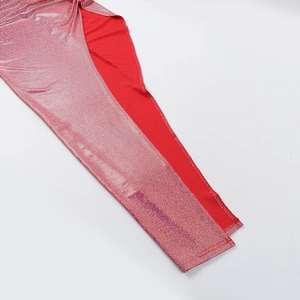 Nahaufnahme der roten Pailletten und Textiltextur am Neckholder-Kleid