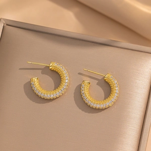 Französische Vintage C-Ohrringe aus Gold-Titan mit Zirkonia-Besatz für minimalistischen Look