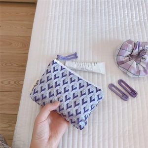 Vue détaillée d'une mini pochette en toile jacquard violette à motifs géométriques