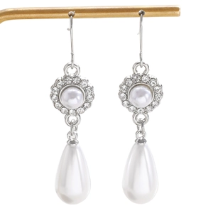 Dettaglio di orecchini a goccia in argento con perle bianche e strass di cristallo lucido