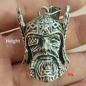 Close-up van een 60g vintage zilveren Viking hanger met gedetailleerde reliëfhelm en baard