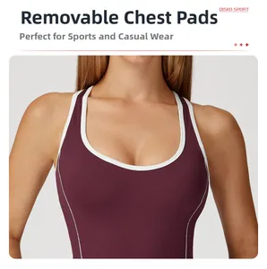 Detail des weinroten Yoga-Einteilers mit weißer Paspelierung und herausnehmbaren Pads