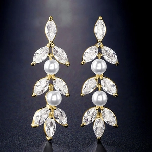 Elegante gouden druppeloorbellen met marquise-zirkonia en witte parels in bladontwerp