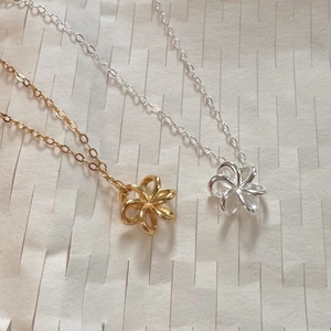 Minimalist 925 sterling silver flower pendant necklaces in gold and silver finishes