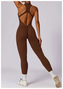 Vue arrière d'une combinaison de yoga marron avec dos nu croisé et effet galbant fessier