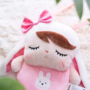 Borsa a tracolla Metoo in peluche con fiocco rosa e ricamo a coniglio su tappeto bianco