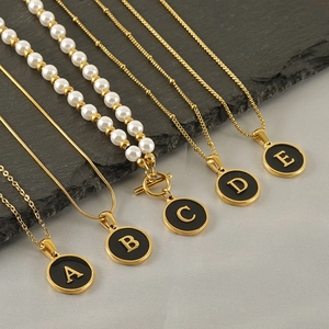 Pendentifs alphabet en acier doré 18k sur émail noir avec colliers de perles élégants
