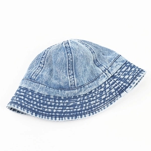 Détail du bord surpiqué et du denim bleu délavé sur ce chapeau bob de style rétro