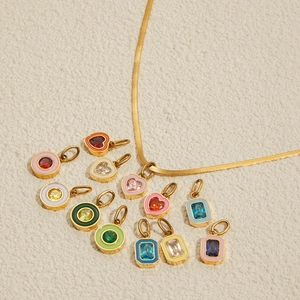 Goldene Schlangenkette mit bunten Emaille-Anhängern und Zirkoniasteinen im geometrischen Stil