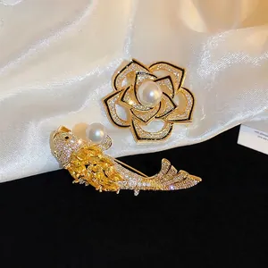 Broche Fleur De Camélia Et Poisson Koi Épinglette Cuivre Plqué Or Zircone Cubique Künstliche Perle Design Creux Bijoux Pour Femmes Élégant