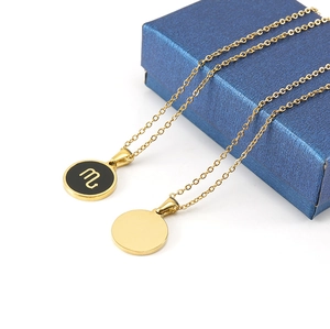 Vue détaillée du collier pendentif Scorpion en plaqué or 18K avec émail noir poli