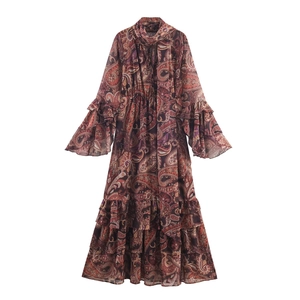 Détails des poignets volantés et du motif paisley sur la robe longue à volants