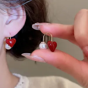 Orecchini vintage a U dorati con ciondolo a cuore rosso lucido ed elegante perla bianca